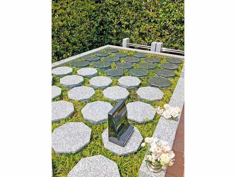 石碑プレートの上に個別に墓石が設けられます